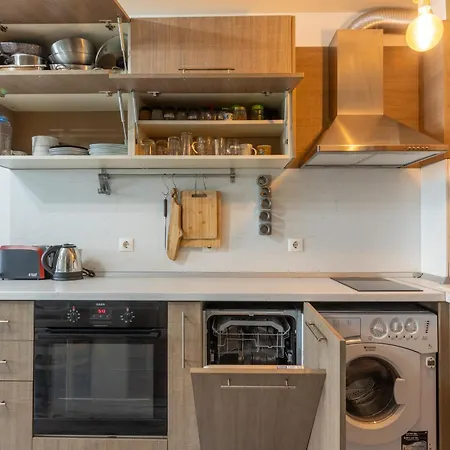 Bright City-center Flat For 4 Guests